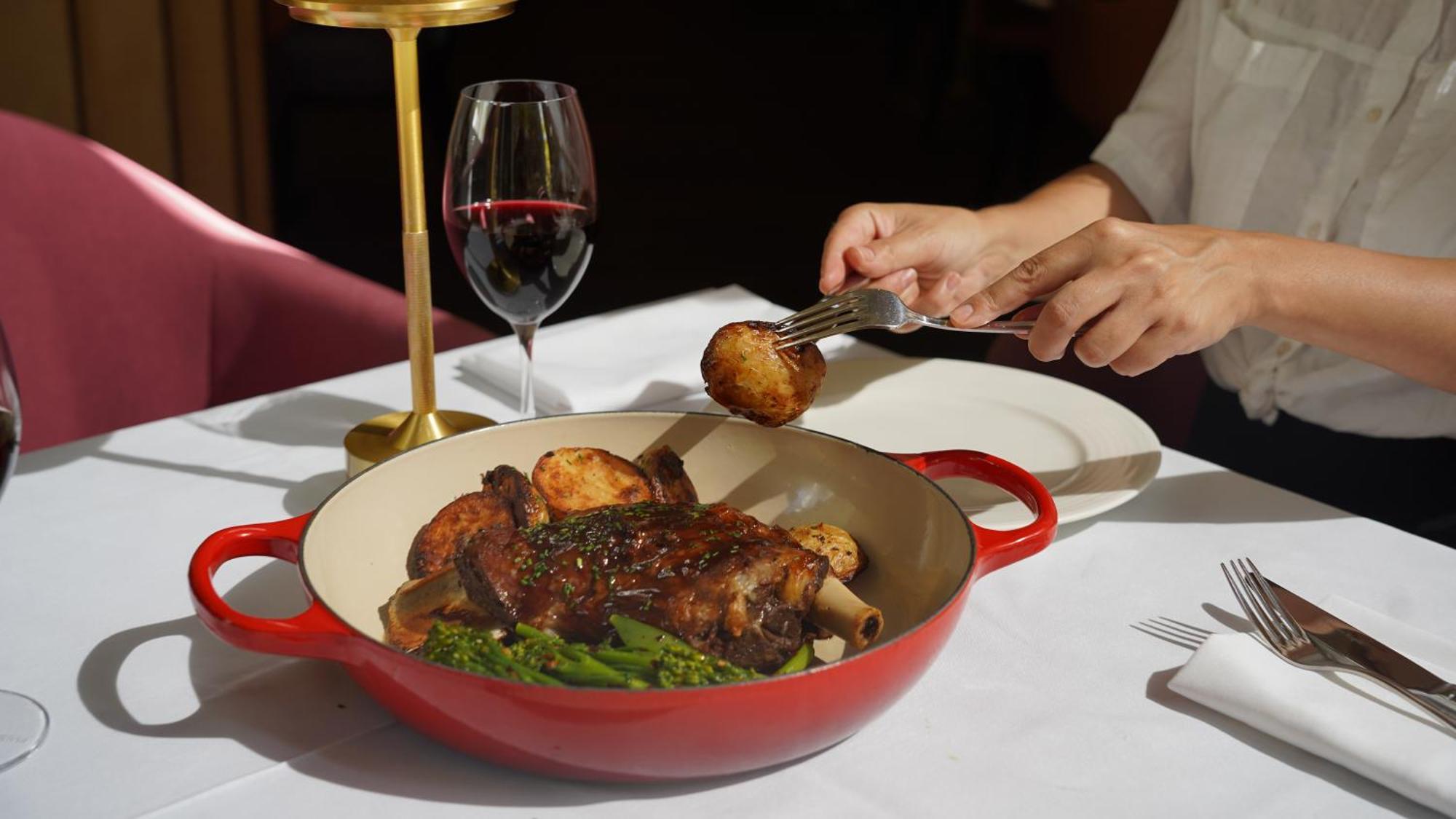 Amora Hotel Jamison Sydney Luaran gambar A braised lamb neck