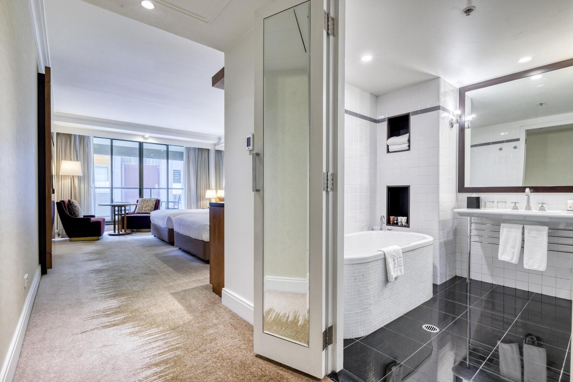 Amora Hotel Jamison Sydney Luaran gambar A bathroom at the hotel